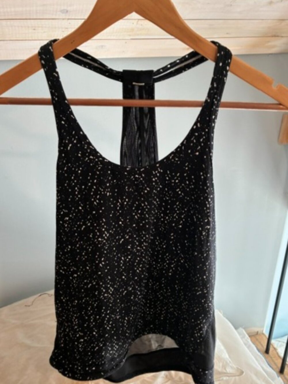 Lululemon workout top black and white , size 6/8